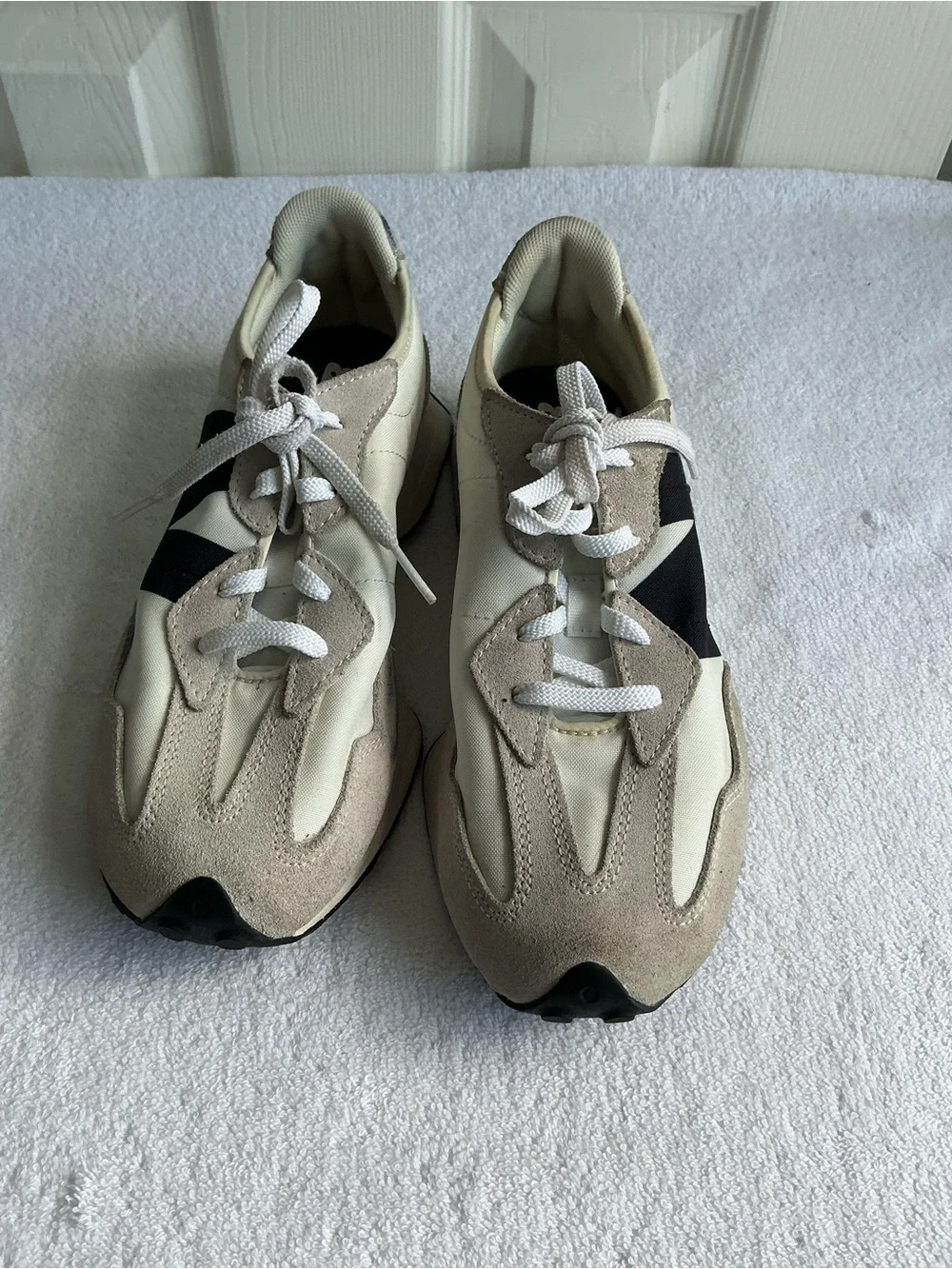 New Balance 327 Sneakers in Cream and Black Sz 5